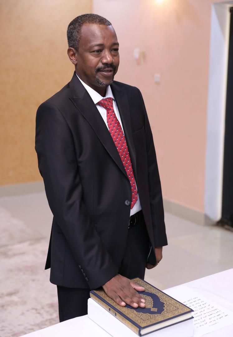 السودان – “ميرور نيوز” :  *عبدالله يحي يؤدي القسم أمام البرهان ، عضواََ بالمجلس السيادي*