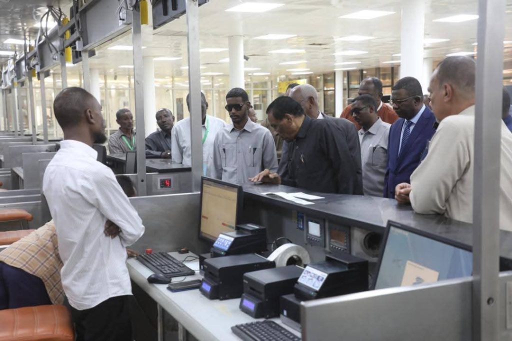 السودان – ميرور نيوز : *رئيس الوزراء يتفقد مطار الخرطوم ويبشر بإقتراب استئناف الرحلات*