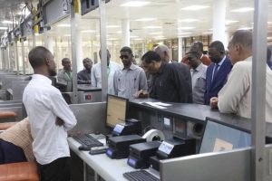 السودان – ميرور نيوز : *رئيس الوزراء يتفقد مطار الخرطوم ويبشر بإقتراب استئناف الرحلات*